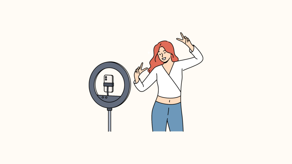 スマホで自撮りする女性